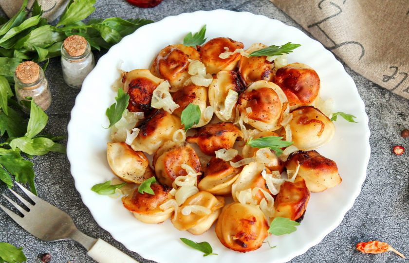 1. Этап. Жареные пельмени с луком на сковороде: Приятного аппетита!