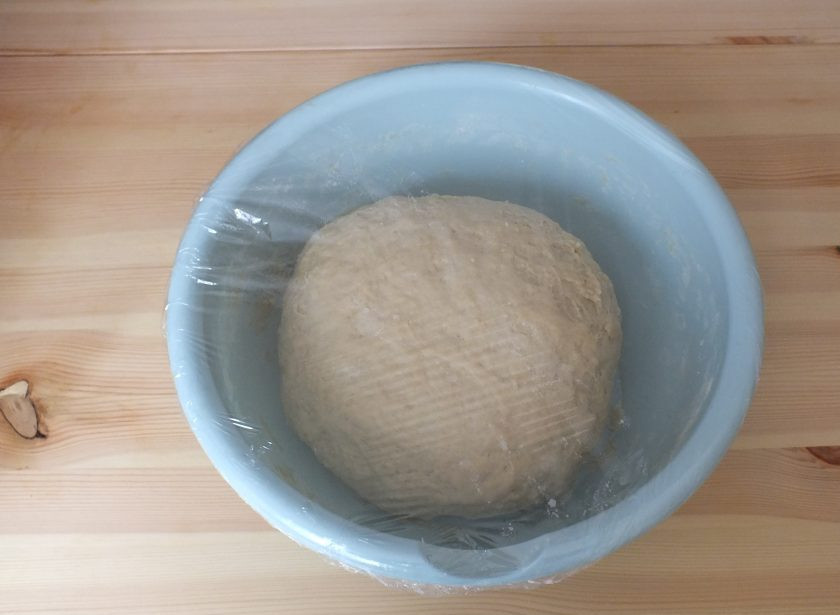 1. Этап. Кабартма: Замесите мягкое, упругое тесто. Скатайте шар, уложите в чашу, затяните пленкой и оставьте в тепле на 1,5 часа.