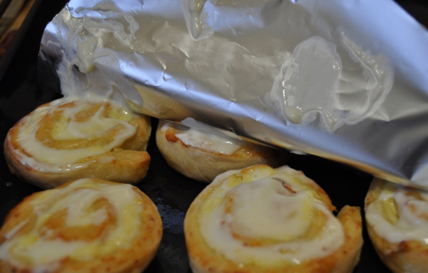 1. Этап. Завитушки с творогом в сметанной заливке: Ближе к концу выпекания нужно приготовить сметанную заливку. Для этого мы просто смешаем сметану (200г.) с сахаром (1 ст. л.). Поливать завитушки нужно сразу после выпекания.