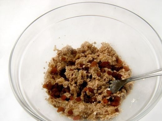 1. Этап. Банановое печенье с овсяными хлопьями: 4. Добавьте изюм. Еще один вариант, как приготовить банановое печенье с овсяными хлопьями вкусно и полезно - это орехи. Их можно добавлять как целиком, так и измельчить немного. Еще раз все как следует перемешайте.