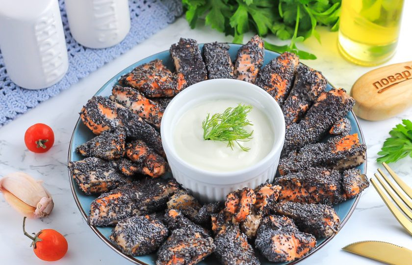 1. Этап. Жареный лосось с маком: Выложите обжаренного лосося в маке на тарелку и подайте к столу с любым соусом на сметанной основе.