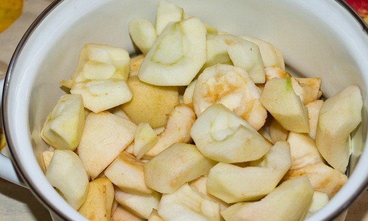 1. Этап. Варенье из яблок без кожуры: Яблоки моем и очищаем от кожуры, сердцевину удаляем. Режем дольками.