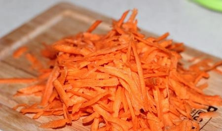 1. Этап. Капуста с сардельками в мультиварке: Морковь натрем на крупной терке.