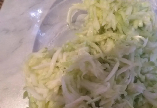 1. Этап. Оладьи кабачковые с творогом: Кабачки натереть на крупной тёрке, посолить, дать постоять, пока не дадут сок. Затем жидкость отжать.