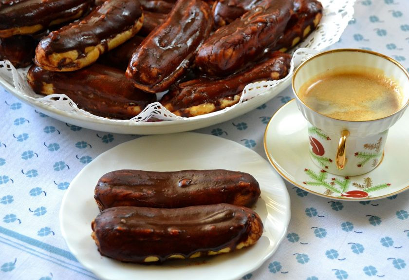 1. Этап. Глазурь для эклеров: Дайте глазури стабилизироваться в прохладном месте и можно подавать вкуснейшие пирожные к кофе или к чаю.