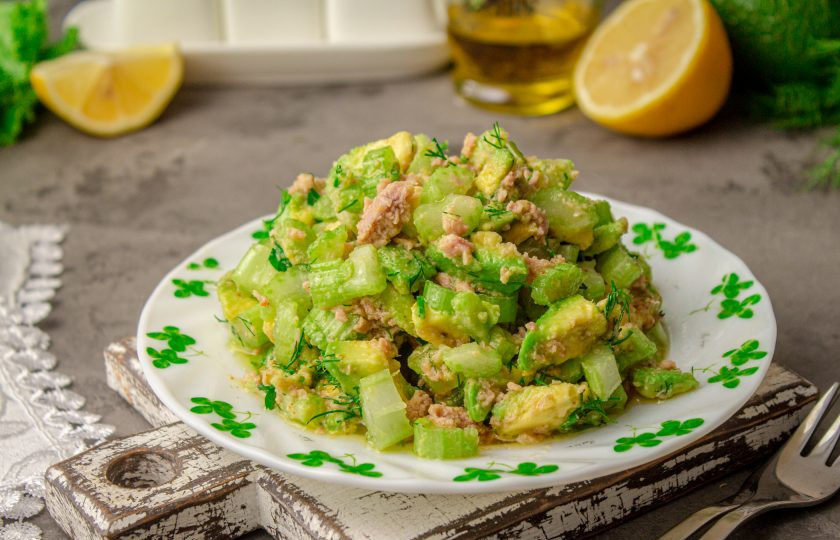 1. Этап. Салат с тунцом, сельдереем и авокадо: Выложите салат на тарелку и подавайте к столу. Приятного аппетита!