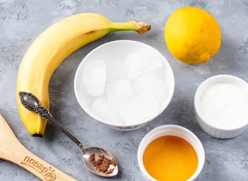 1. Этап. Банановый ласси: Подготовьте все необходимые ингредиенты. Заранее приготовьте лед и охладите воду.