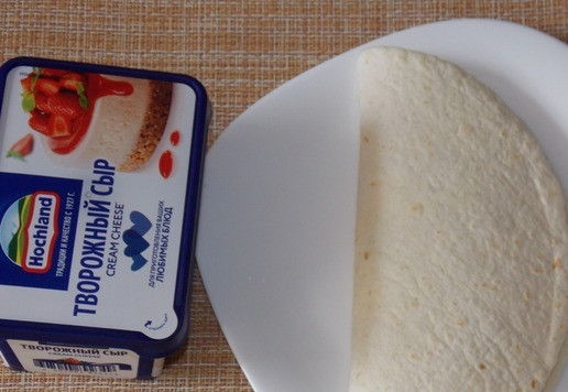 1. Этап. Сладкая тортилья с творожным сыром: Аккуратно свернуть пополам.