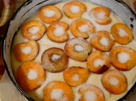 1. Этап. Пирог с абрикосами (простой и вкусный): 6. Абрикосы моем и разделяем на 2 части, удаляем косточку, выкладываем в тесто срезом вверх, присыпаем сахаром, так получится карамельная корочка.