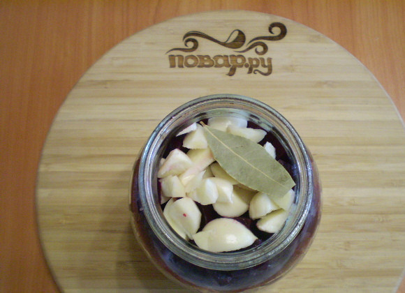 1. Этап. Закатка свеклы: И так до самого верха чередуем слои свеклы и чеснока.