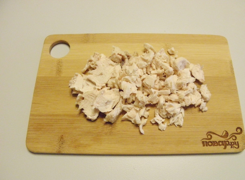 1. Этап. Новогодний рулет из лаваша: Остывшее куриное филе порежьте тонко поперек волокон.