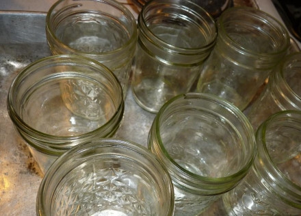 1. Этап. Варенье из груши дюшес: Пока идет процесс варки, стерилизуем банки. Опускаем их в кастрюлю с кипящей водой на 10-15 минут.