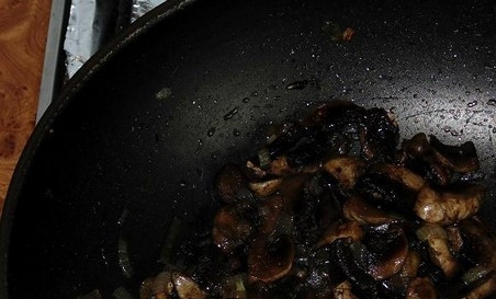 1. Этап. Гречка с грибами и сметаной: Грибы промойте под проточной водой, подсушите и произвольно нарежьте. Добавьте их к луку и обжарьте вместе 3 минуты, не забыв посолить и добавить перец.