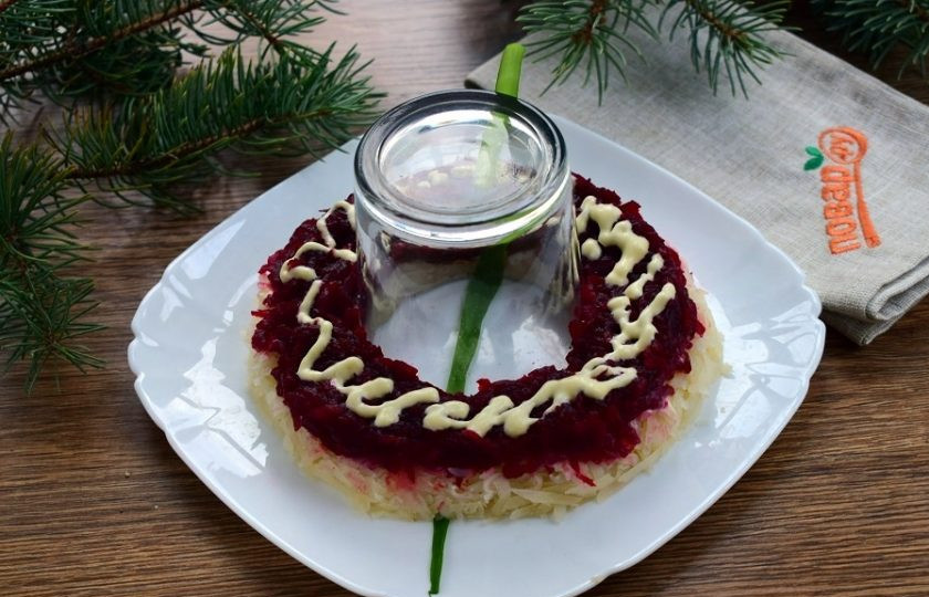 1. Этап. Салат Гранатовый ошейник: 2 слой - половину свеклы, майонез.