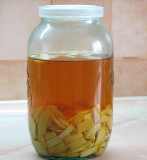 1. Этап. Самогон из апельсинов: 2. Затем процедим потемневшую жидкость из банки. Апельсины нам больше не нужны.