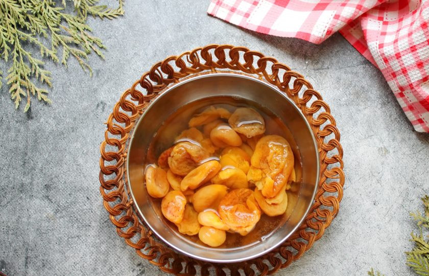 1. Этап. Ботлихский пирог: Курагу вымойте, залейте водой и доведите до кипения на среднем огне. Варите в течение 5 минут, отвар слейте.