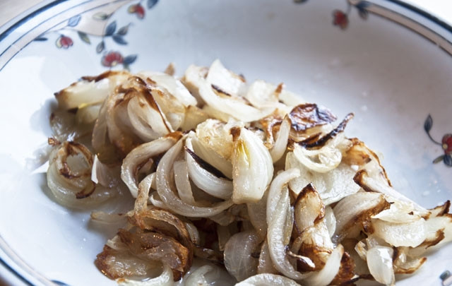 1. Этап. Печень индейки в мультиварке: 5. Обжаренный лук аккуратно достаньте из чаши и переложите на тарелку. Добавьте еще немного масла, разогрейте его.