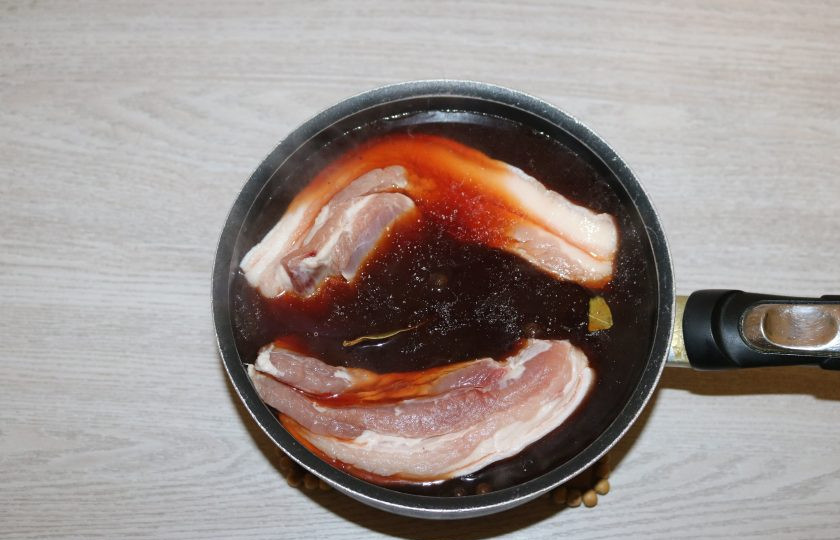 1. Этап. Подчеревок в луковой шелухе: Добавьте подчеревок в рассол. Варите на медленном огне 20 минут.