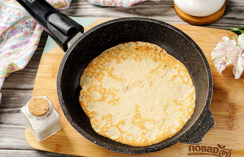 1. Этап. Блины с цельнозерновой мукой и крахмалом: Жарьте блинчики на смазанной маслом сковороде с двух сторон.