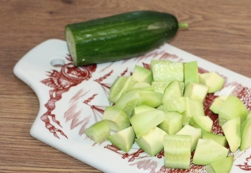 1. Этап. А-ля роллы с рыбой, сыром и авокадо: 8. И вместе с огурцом нарезаем дольками.