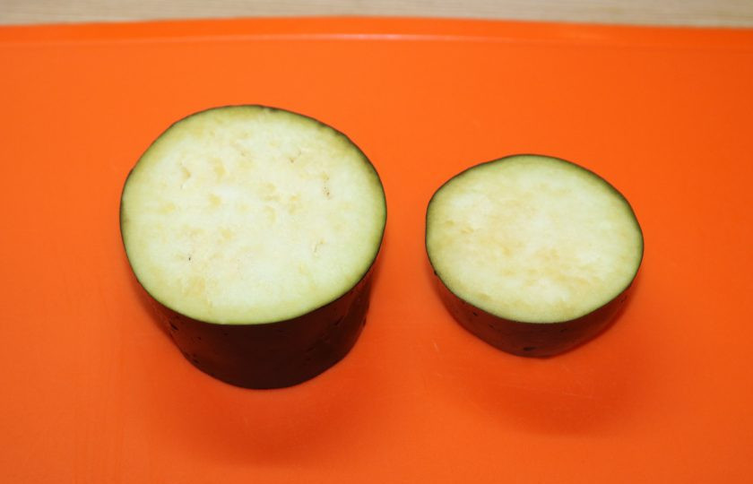 1. Этап. Порционный салат на Новый год: Отрежьте кусочки баклажанов по 3-4 сантиметра толщиной для изготовления пенёчков.