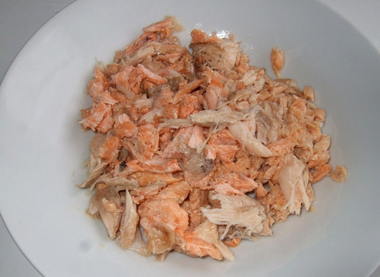 1. Этап. Уха из головы семги: Когда бульон будет готов, мы извлекаем из него рыбу и ставим ее остывать. Бульон процеживаем. Когда рыба остынет, нам необходимо отделить мясо от костей.