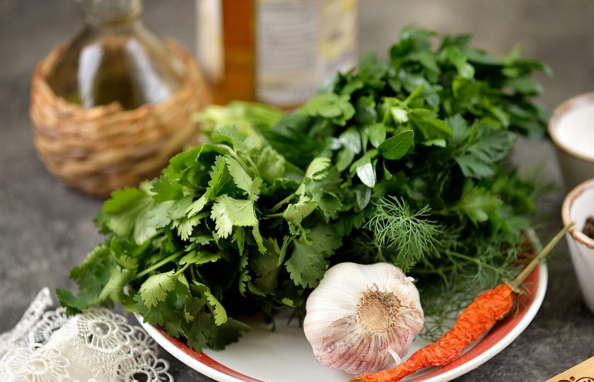 1. Этап. Зеленый соус: Подготовьте все ингредиенты. Острый перец можете взять как свежий, так и сушеный.