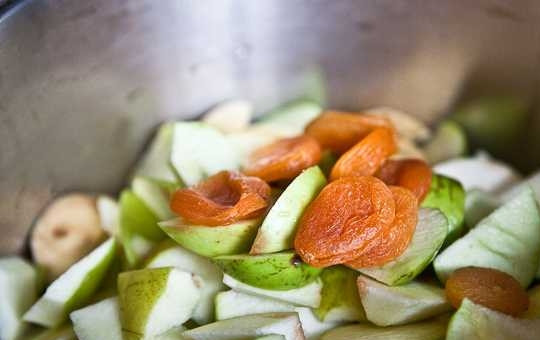 1. Этап. Компот из яблок и кураги: 2. Затем поместите фрукты в глубокую кастрюлю. Добавьте промытую курагу.