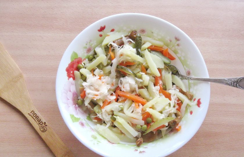 1. Этап. Салат Старорусский с грибами: Салат посолите по вкусу и перемешайте.