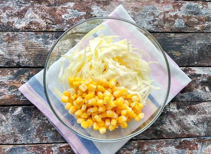 1. Этап. Салат с курицей и арахисом: Добавьте кукурузу.