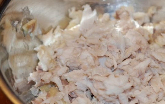 1. Этап. Уха со взбитым яйцом: Процеживаем бульон. Удаляем кости из рыбы. Отправим обратно в бульон и овощи, и кусочки рыбы.