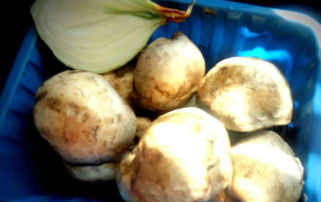 1. Этап. Садж: Далее промываем под холодной водой грибы (у меня здесь шампиньоны) и нарезаем их пластинками.