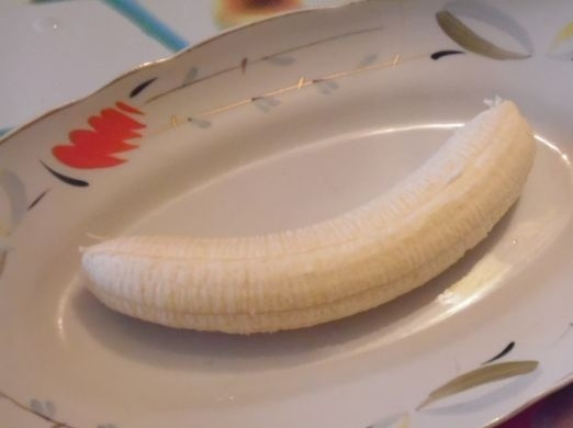 1. Этап. Бананы под шубой: 1. На тарелку для подачи выложите очищенный банан.