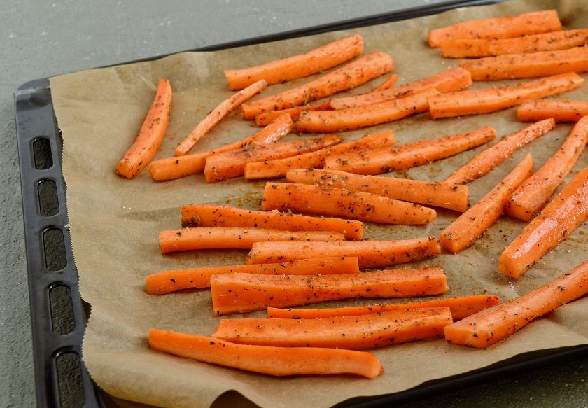 1. Этап. Морковные палочки: Выложите палочки на бумагу для запекания в один слой, на небольшом расстоянии друг от друга.