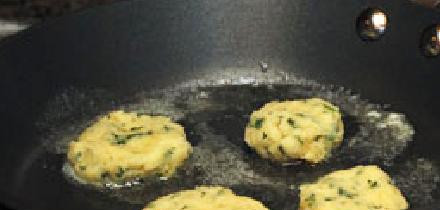 1. Этап. Сладкий картофель с йогуртом и кориандром: Лепим небольшие пирожки и обжариваем их на раскаленной сковороде по пару минут с каждой стороны до золотистой корочки.