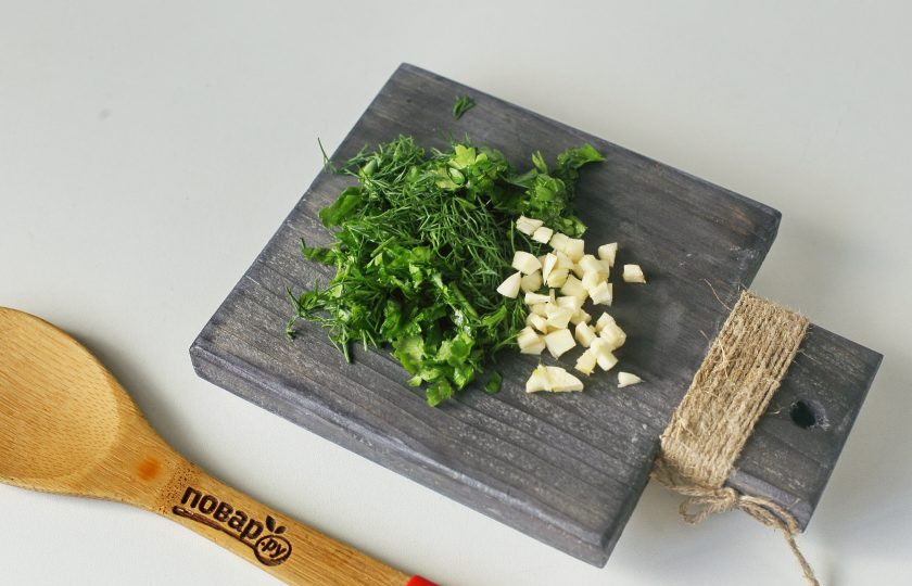 1. Этап. Борщ с аджикой: За пару минут до готовности всех ингредиентов добавьте измельченный чеснок и рубленую зелень. Если вы готовите на мясном бульоне, то в это же время добавьте вареное мясо. Готовому супу дайте настояться 10-15 минут.