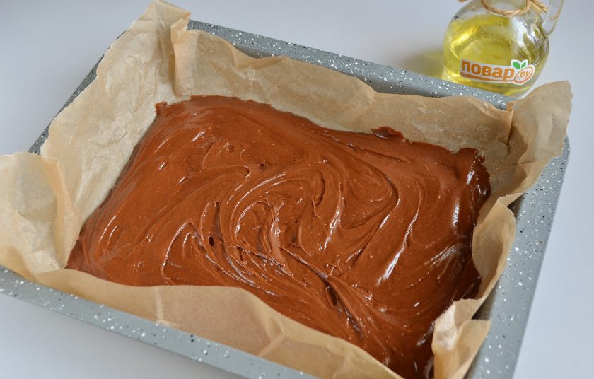 1. Этап. Брауни из тыквы: 8. Форму застелите пергаментом для выпечки. Вылейте две трети шоколадного теста и разровняйте.