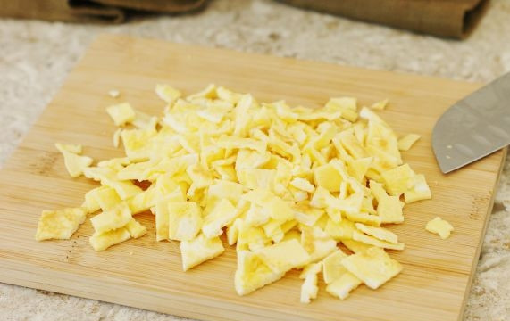 1. Этап. Отварной рис с омлетом и овощами: 4. Тем временем можно нарезать омлет.