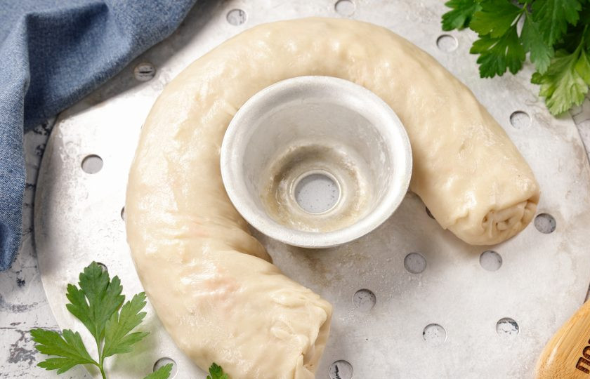 1. Этап. Ханум с овощами: Слегка вытяните рулет в длину, сделав его одинаковой ширины. Обильно смажьте один ярус каскана маслом, уложите рулет. Таким же образом приготовьте ещё два рулета.