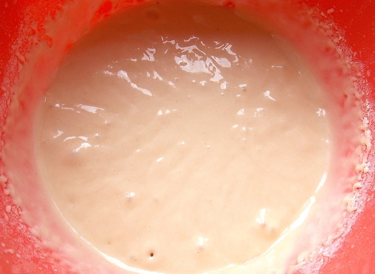 1. Этап. Быстрый пирог с абрикосами: Соедините муку, разрыхлитель и ванилин. Введите сухую смесь в яичную и взбейте до однородного состояния.