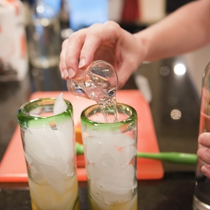 1. Этап. Апельсиновый мохито: 4. Добавьте в стакан кубики льда и ром.