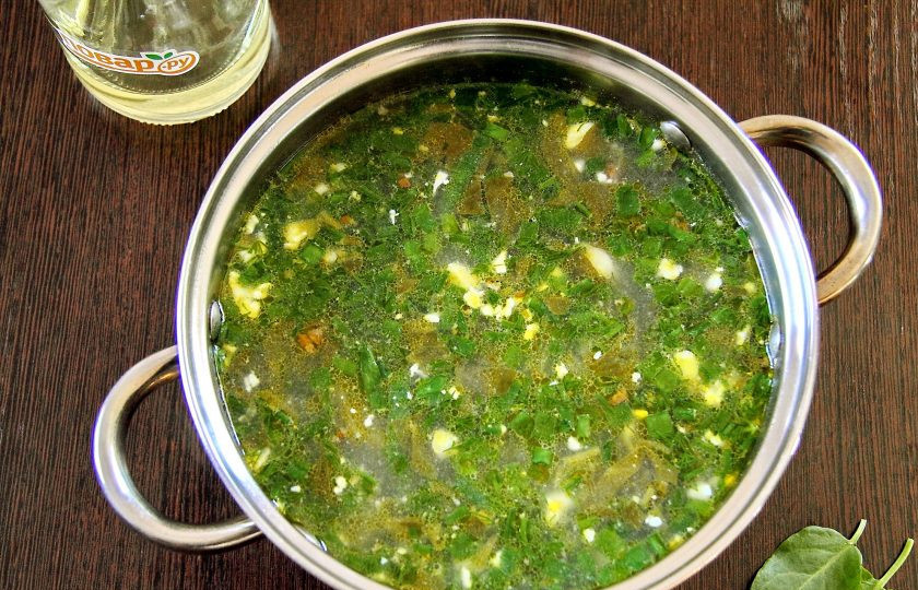 1. Этап. Летний суп с яйцом: Когда картофель будет готов, добавьте в кастрюлю щавель, яйца и свежую зелень. Посолите суп по вкусу, доведите до кипения и через 1-2 минуты выключите и накройте крышкой. Дайте настояться 10-15 минут.