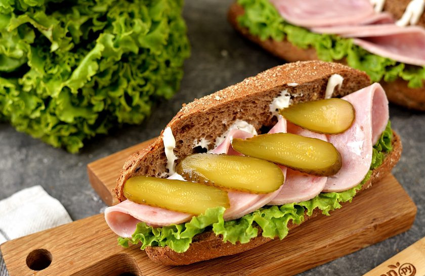 1. Этап. Бутерброд с солеными огурцами: Соленые огурцы нарежьте тонкими ломтиками, выложите на ветчину.