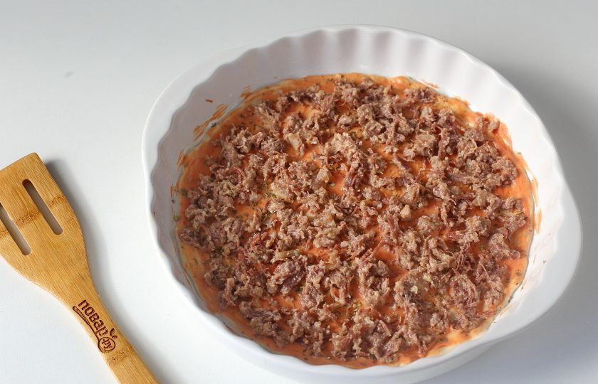 1. Этап. Пицца с тушенкой: Сверху разложите равномерно тушенку. Предварительно я убираю весь жир, а тушенку разминаю вилкой.