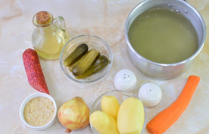 1. Этап. Рассольник с рисом и колбасой: Чтобы приготовить рассольник, подготовьте необходимые ингредиенты.