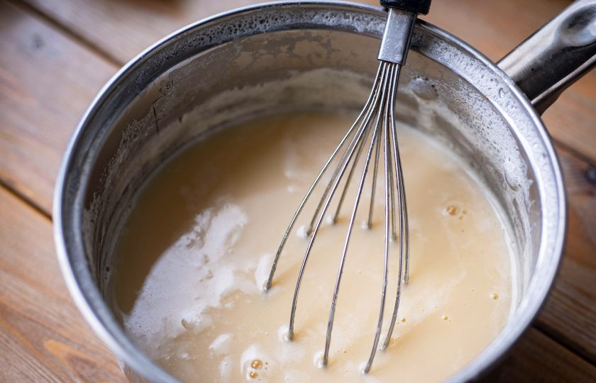 1. Этап. Сгущенка дома (простой рецепт): Примерно через час уваривания молочная смесь приобретет кремовый оттенок. Продолжаете уваривать до выпаривания 2/3 от первоначального объема и загустевания. На весь процесс у меня ушло полтора часа. Когда уже сгущенка почти готова, добавьте ванильный сахар, вмешайте его и через пару минут снимите сотейник с готовой сгущенкой с плиты.