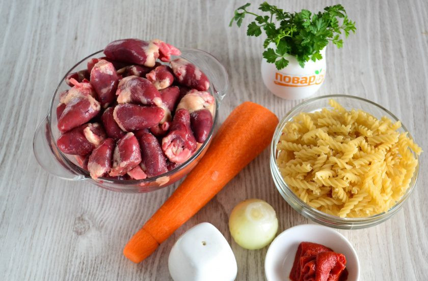 1. Этап. Куриные сердечки с макаронами: Подготовьте все необходимые ингредиенты.