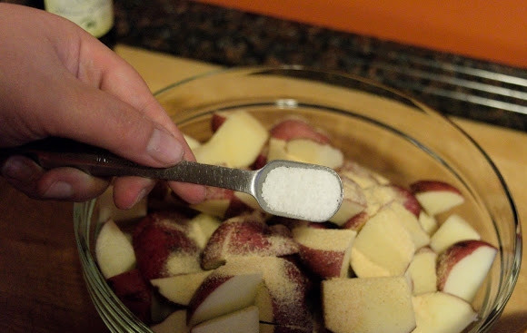 1. Этап. Запеченный картофель с чесноком и розмарином: 2. Добавьте соль и перец по вкусу. В данном случае используется молотый чеснок и лук.