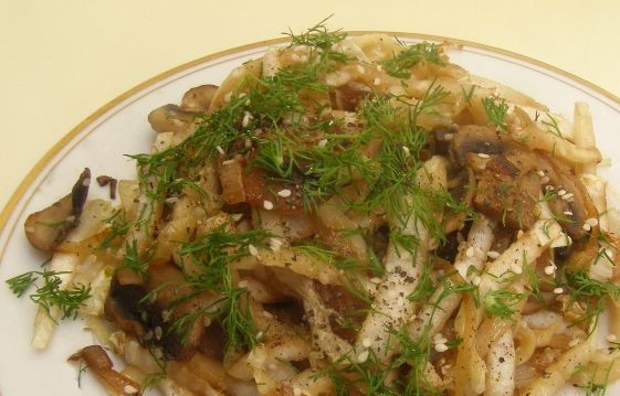 1. Этап. Салат с пекинской капустой и свежими грибами: Подавайте салат сразу же, присыпав его укропом и перцем. Приятного аппетита!