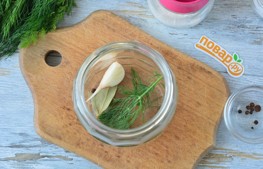 1. Этап. Газированные помидоры: На дно 1,5 литровой чистой, простерилизованной банки выложите специи и чеснок.